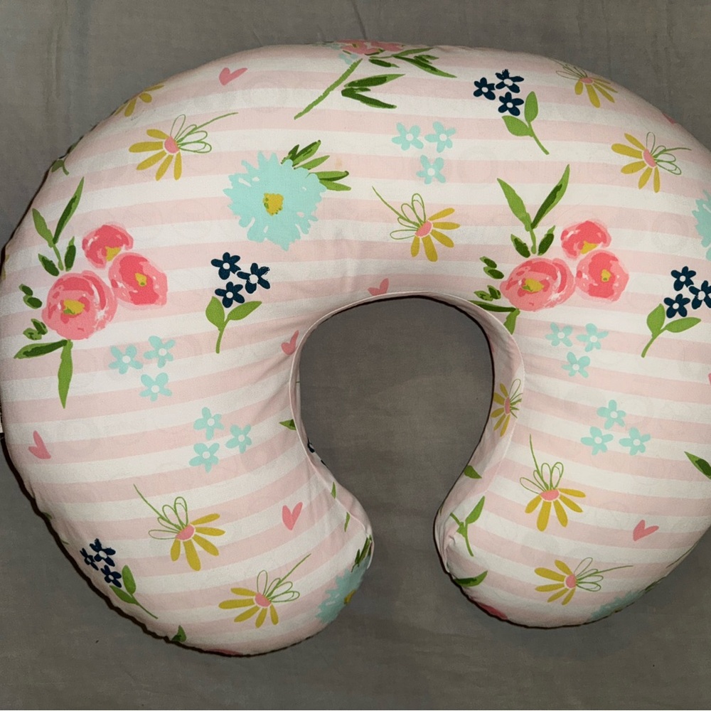 Boppy Nursing Pillow + 2 Slipcovers